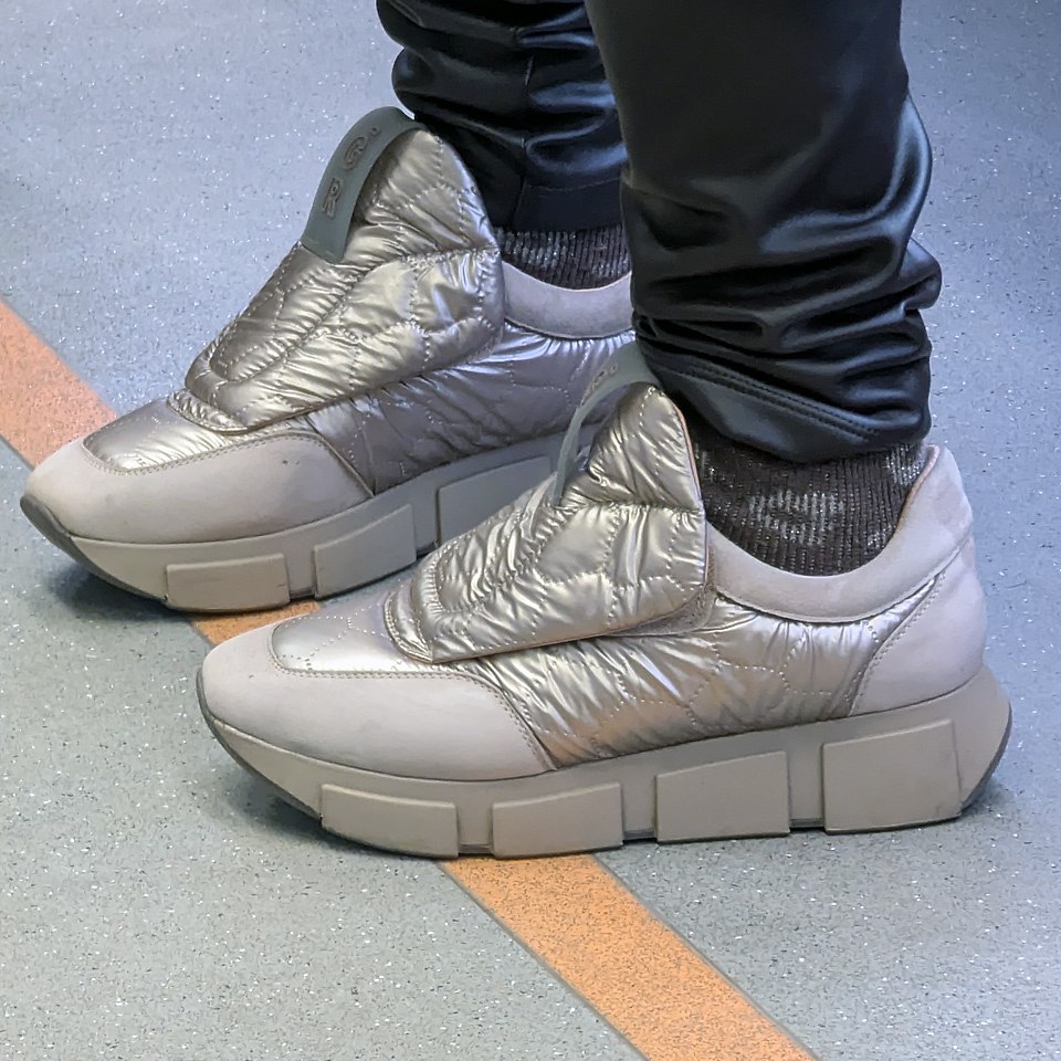 NASA: "Мы сделали инновационные кроссовки!"
Бабушка: "Ща, язычки пришью.. | Сетка — социальная сеть от hh.ru