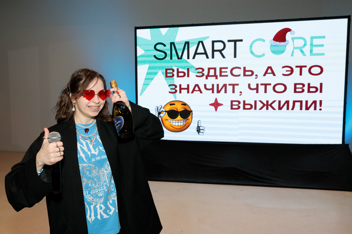 На новогодний корпоратик SmartCore никто не готовил заставку на экран, поэтому я на месте сделала для ребят вот такую 🤭
Теперь могу указывать дизайнерский опыт в резюме? 😳 | Сетка — социальная сеть от hh.ru