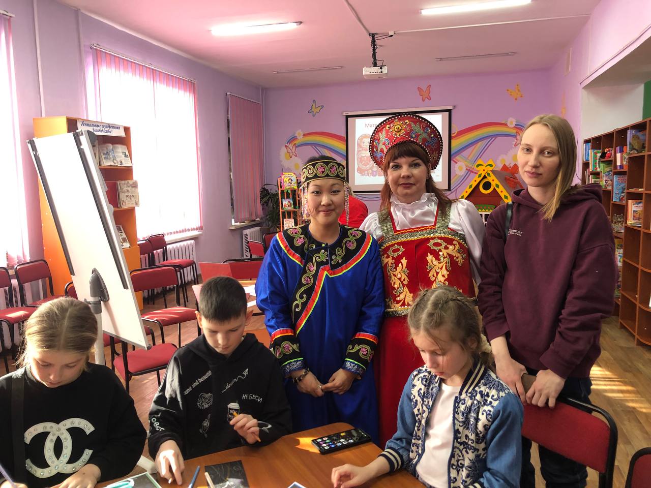 Несколько фотографий с сегодняшнего мероприятия в районной библиотеке.
Впервые проводила м/к. У ребят интересные работы получились. Они их забрали с собой. Многие впервые рисовали на черных листах | Сетка — социальная сеть от hh.ru