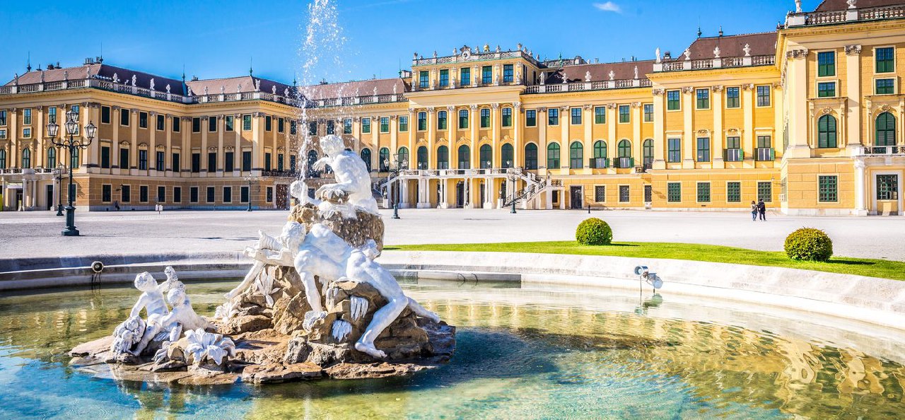 The Magnificent Palaces of Europe
Europe’s palaces are special as they play an important
role in the cultural, historical and political background of their countries | Сетка — социальная сеть от hh.ru