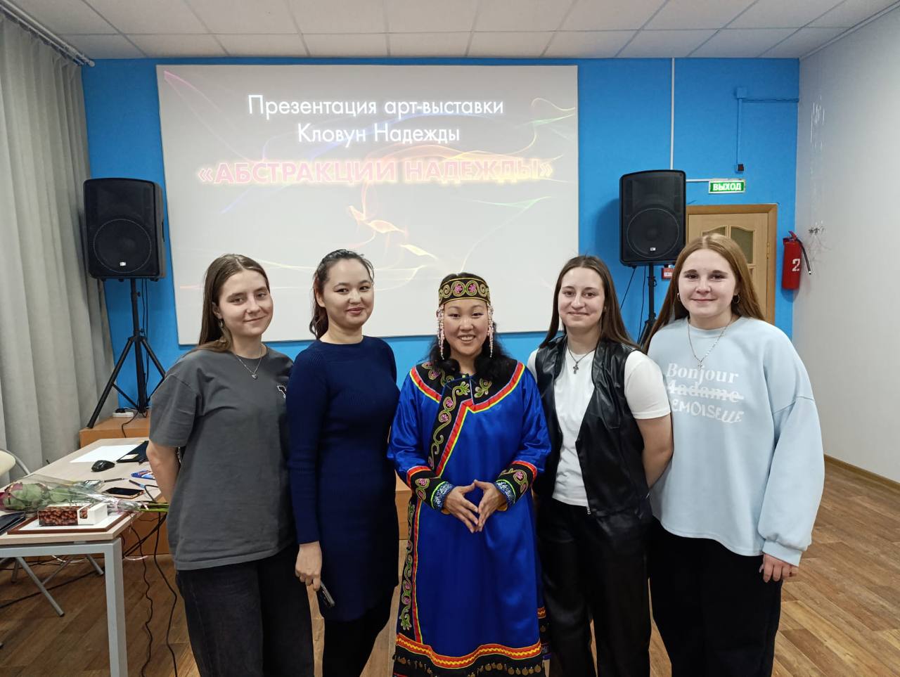 📷Фотографии 🤳 ещё с открытия выставки)
🙃аж мурашки пошли по телу, когда со мной делились тем, что видят в моих работах.
🎶Импровизация под этническую музыку | Сетка — социальная сеть от hh.ru