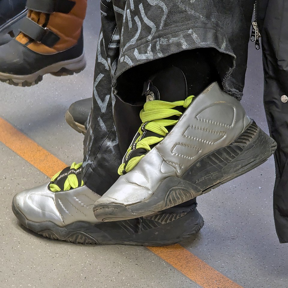 Смотрите-ка кто тут у нас 👀
И это — Adidas Alexander Wang x Futureshell Platinum Metallic
Когда мир классики встречается с хаосом андеграунда, рождается Adidas x Alexander Wang Futureshell 'Platinum M... | Сетка — социальная сеть от hh.ru