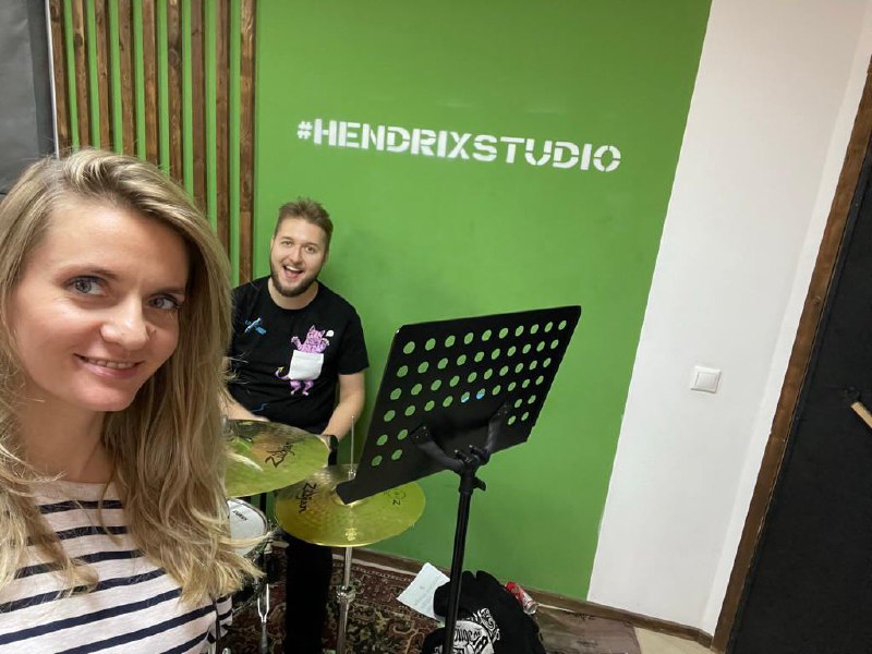 🥁 Как я подсел на барабаны и почему это лучше любого психотерапевта
Всё началось с подарка
На день рождения моя жена Наташа вручила мне палочки, тренировочный пэд и курсы у преподавателя со звучным им... | Сетка — социальная сеть от hh.ru