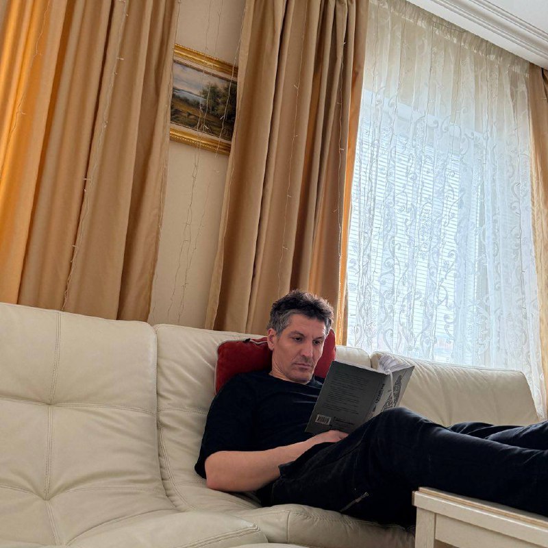 Часто, когда ты думаешь, что выбираешь между «сделать хорошо» и «сделать плохо», ты влияешь лишь на момент, когда это будет сделано через жопу.
#валерачитаеткнижки | Сетка — социальная сеть от hh.ru