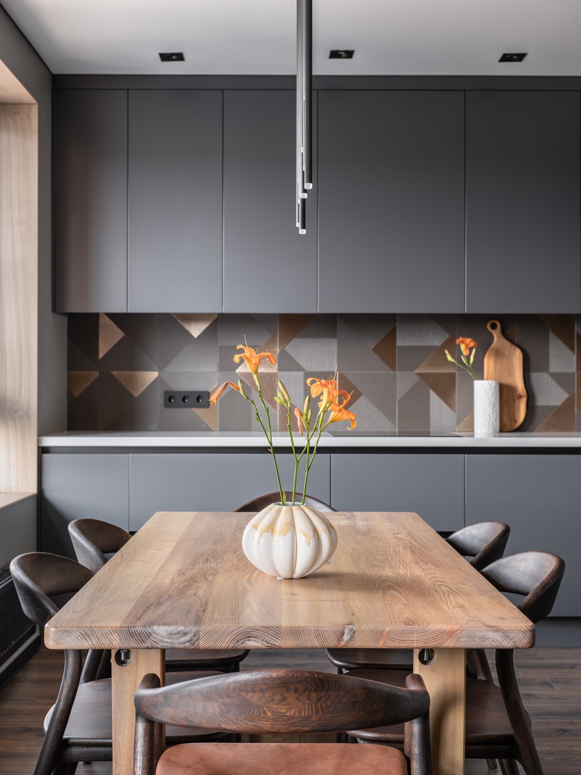 Дизайнер Вера Долинина создала пространство для семейной пары с очень разными характерами: она — организатор вечеринок, он — врач | Сетка — социальная сеть от hh.ru