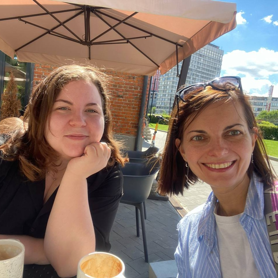 Привет, Сетка!  
Помните, как в школе мы искали друга на всю жизнь? А я нашла подругу на работе! 😊
Меня зовут Даша, а мою друлегу – Женя | Сетка — социальная сеть от hh.ru