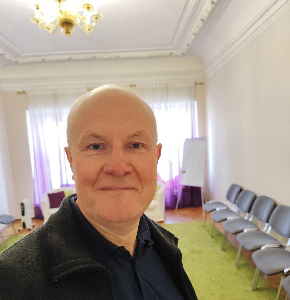 Как вытащить себя из "страны дураков"?  
Каждый из нас обитает в своём собственном мире, который, в свою очередь, отражается в нашей реальности | Сетка — социальная сеть от hh.ru