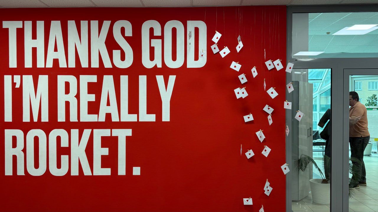 ❤️ День всех влюбленных в нашем офисе! ❤️
Мы решили сделать этот день особенным для всех коллег! Украсили место отдыха яркими сердечками и милыми гирляндами | Сетка — социальная сеть от hh.ru