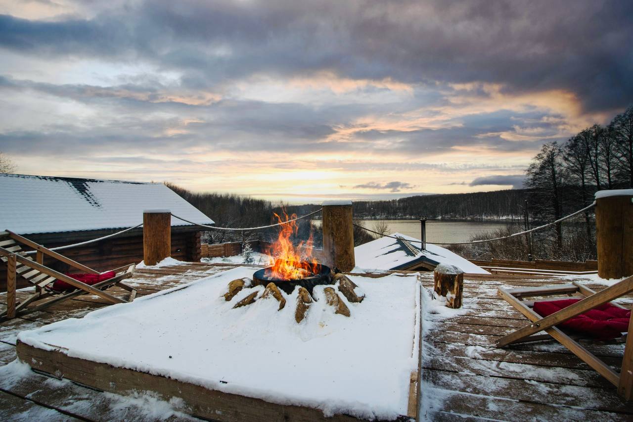 Люди 
Несмотря на то, что мы живем за городом, иногда едем в другие дома, хихи. Это не только смена обстановки, но и новые люди, новые разговоры, новый опыт | Сетка — социальная сеть от hh.ru