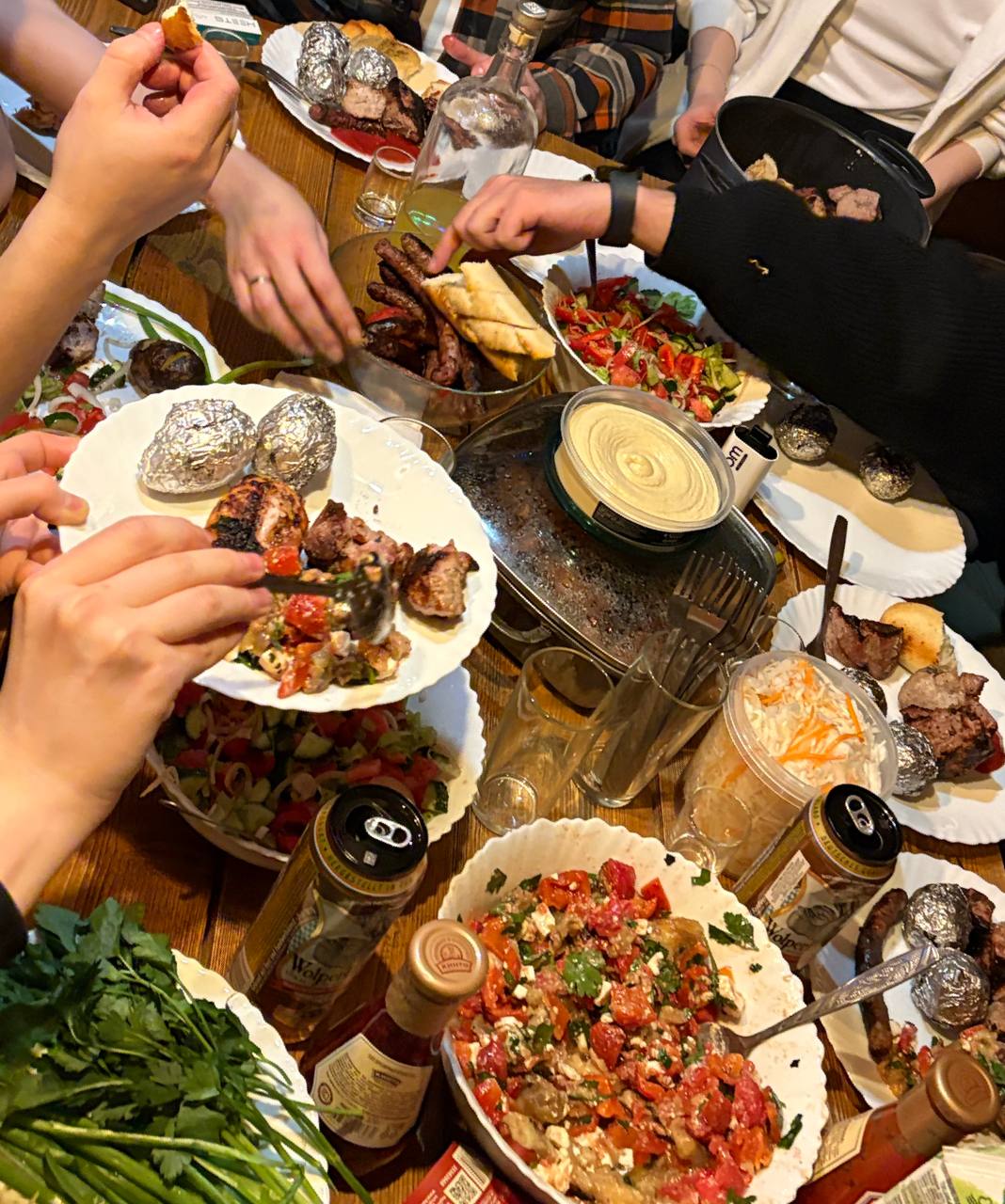 Люди 
Несмотря на то, что мы живем за городом, иногда едем в другие дома, хихи. Это не только смена обстановки, но и новые люди, новые разговоры, новый опыт | Сетка — социальная сеть от hh.ru