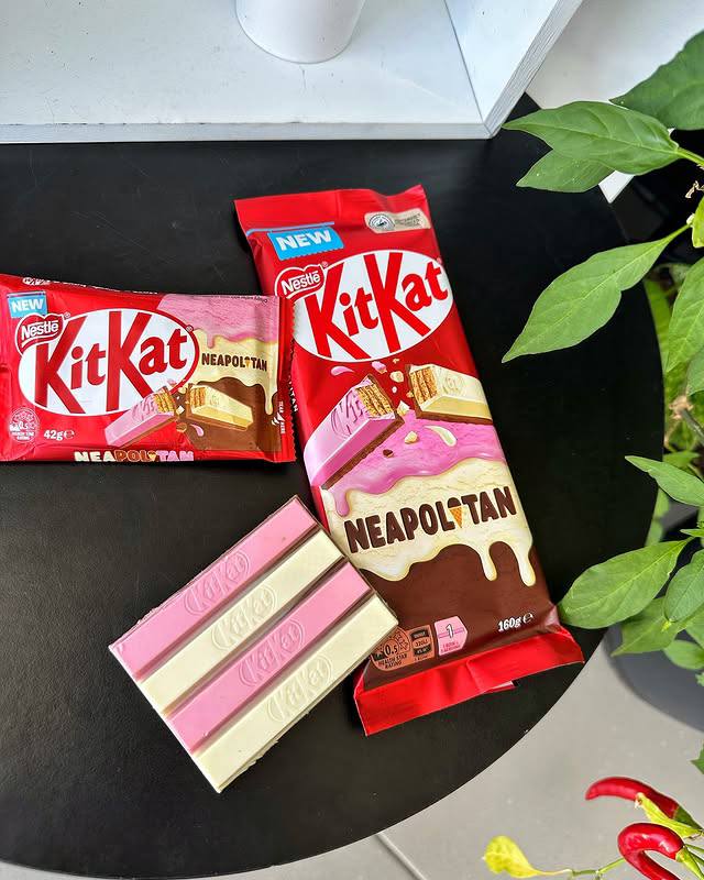 Ням, в Австралии появился KitKat со вкусом легендарного Неаполитанского мороженного. Внутри — палочки с молочным шоколадом и клубникой и молочным шоколадом и ванилью | Сетка — социальная сеть от hh.ru