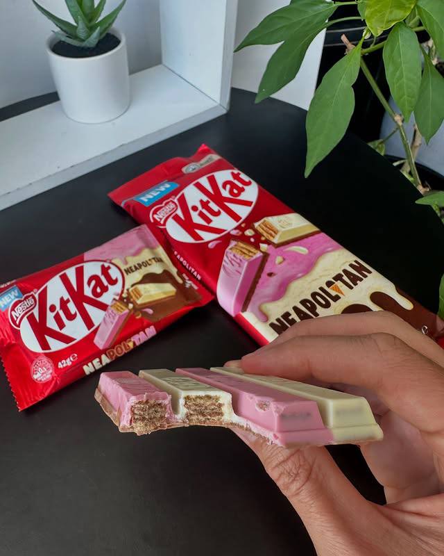 Ням, в Австралии появился KitKat со вкусом легендарного Неаполитанского мороженного. Внутри — палочки с молочным шоколадом и клубникой и молочным шоколадом и ванилью | Сетка — социальная сеть от hh.ru
