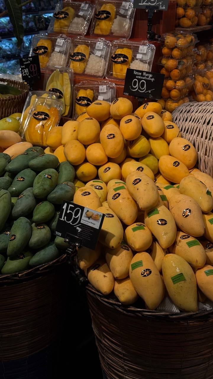 Год назад гуляли в Бангкоке по Gourmet Market (= местной азбуке вкуса) и думали: вот было бы классно пожить здесь месяц — работать удалённо, знакомиться с местными, оптом скупать манго…
Тогда это каза... | Сетка — социальная сеть от hh.ru