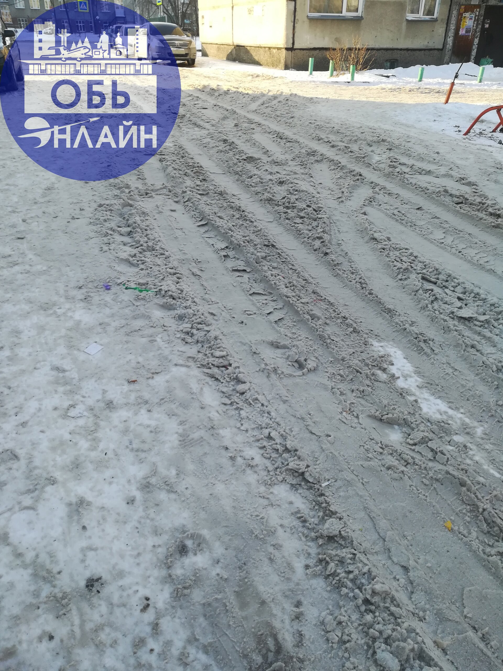 ↗ Администрация города Оби кто отвечает за чистку этого участка дороги? К детской поликлинике не пройти совсем. Со стороны взрослой поликлиники не пройдёшь, колея см 20. Здесь месиво снега | Сетка — социальная сеть от hh.ru