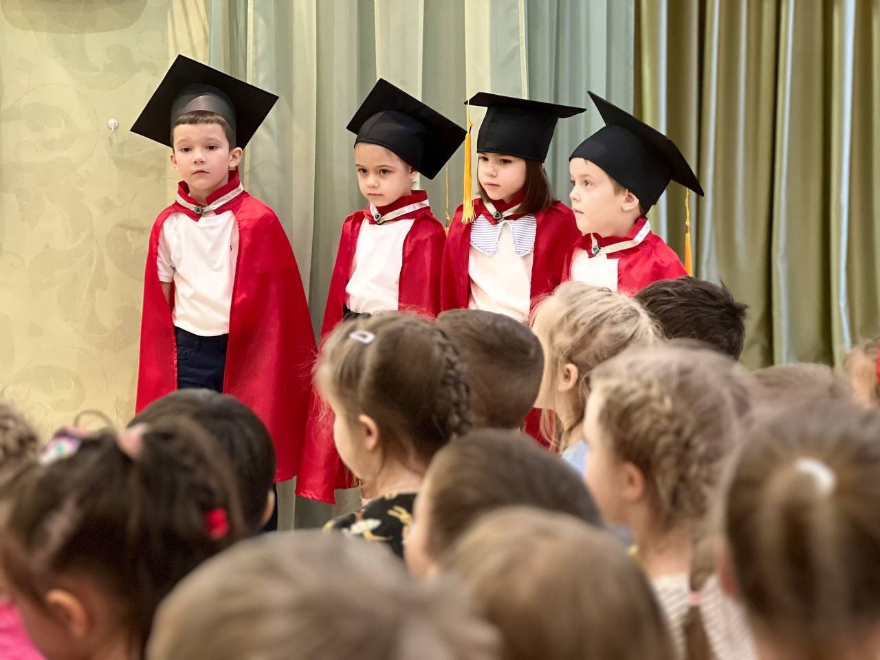 💪Растет смена
🎓 В корпусах 1532 и 1533 прошли защиты научных проектов, и это было невероятно интересно! Дошкольники представили множество увлекательных и познавательных работ, которые затрагивают важн... | Сетка — социальная сеть от hh.ru