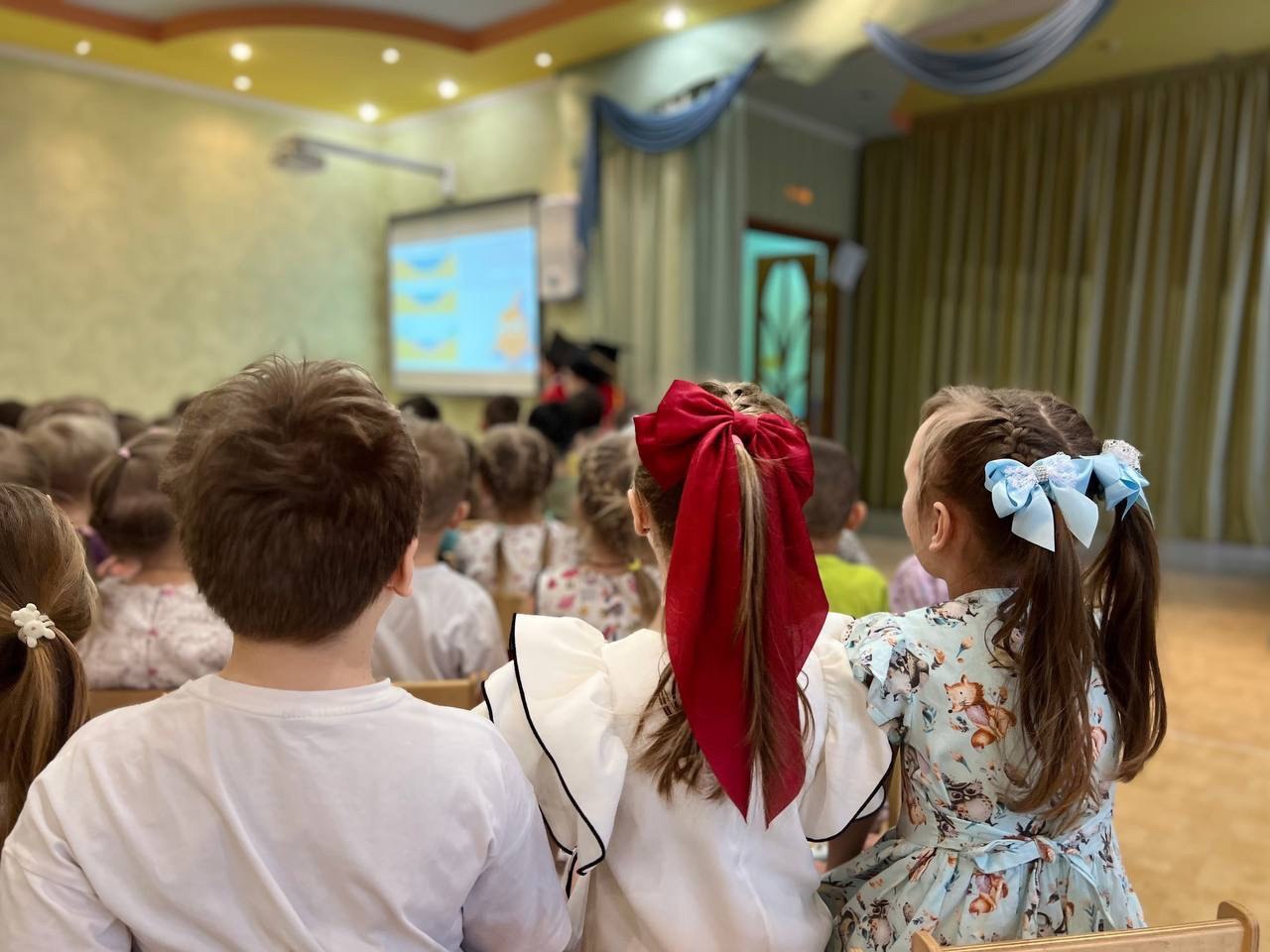 💪Растет смена
🎓 В корпусах 1532 и 1533 прошли защиты научных проектов, и это было невероятно интересно! Дошкольники представили множество увлекательных и познавательных работ, которые затрагивают важн... | Сетка — социальная сеть от hh.ru