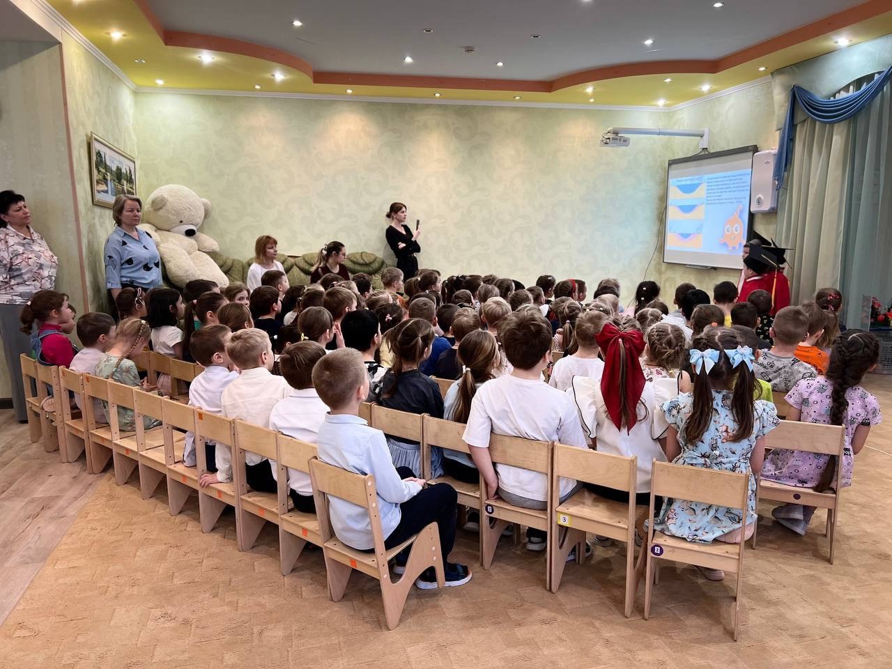 💪Растет смена
🎓 В корпусах 1532 и 1533 прошли защиты научных проектов, и это было невероятно интересно! Дошкольники представили множество увлекательных и познавательных работ, которые затрагивают важн... | Сетка — социальная сеть от hh.ru