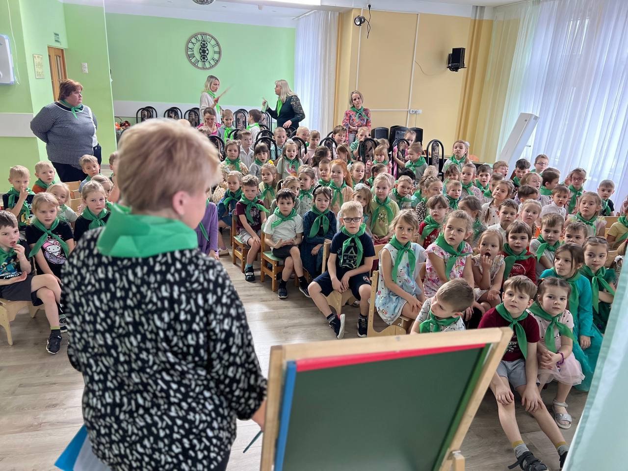 💪Растет смена
🎓 В корпусах 1532 и 1533 прошли защиты научных проектов, и это было невероятно интересно! Дошкольники представили множество увлекательных и познавательных работ, которые затрагивают важн... | Сетка — социальная сеть от hh.ru