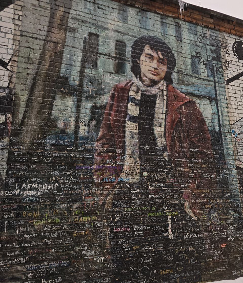 Цой жив!
В прошлом году получил много положительных отзывов от друзей и знакомых про выставку «Панк-культура. Король и шут». Но именно про Питерскую. Жаль, но не попал | Сетка — социальная сеть от hh.ru