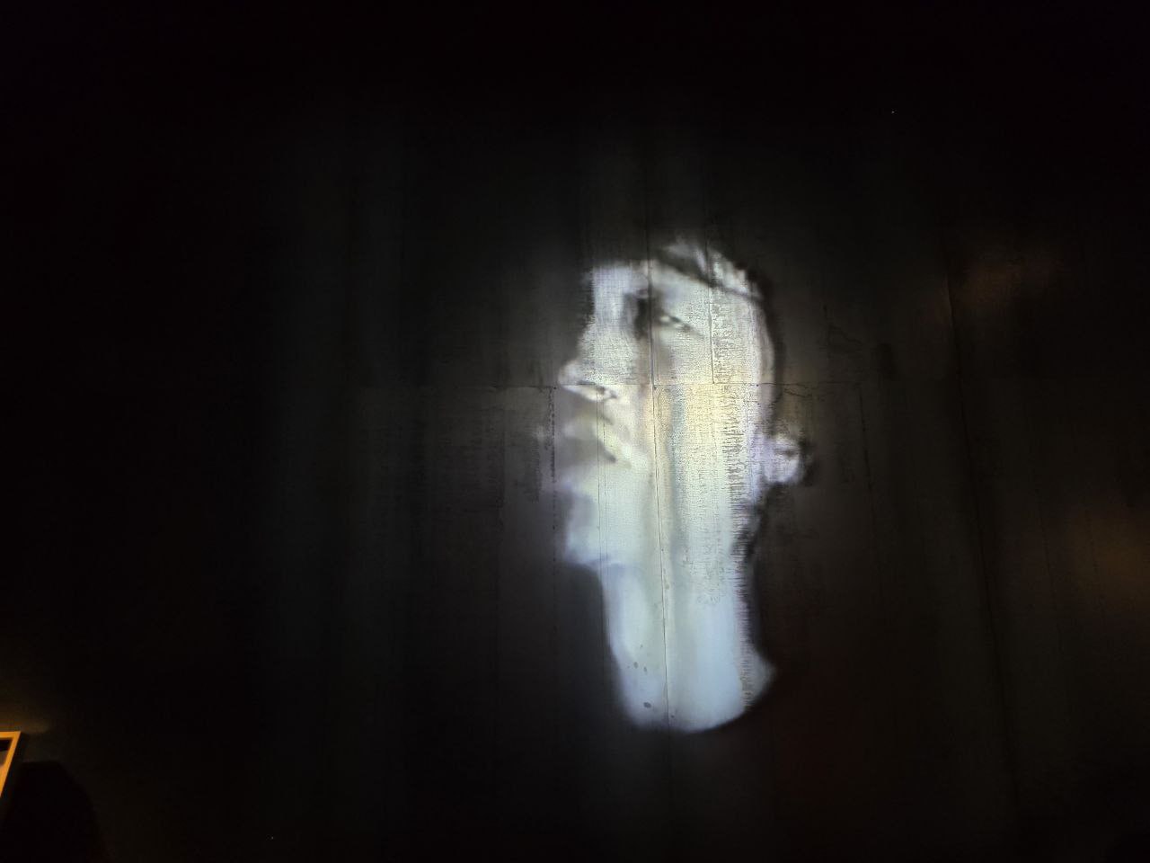 Цой жив!
В прошлом году получил много положительных отзывов от друзей и знакомых про выставку «Панк-культура. Король и шут». Но именно про Питерскую. Жаль, но не попал | Сетка — социальная сеть от hh.ru