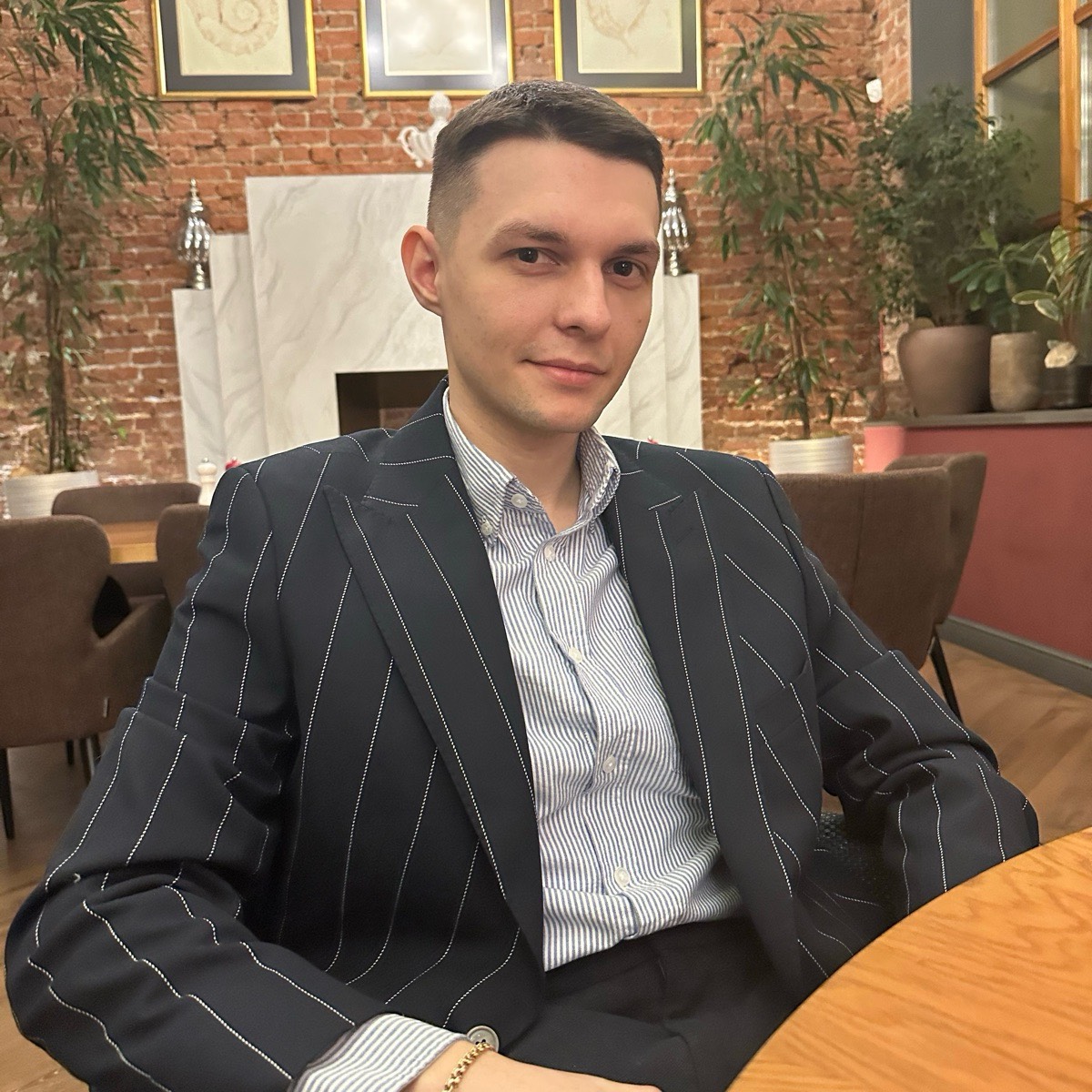 Оливер Акст