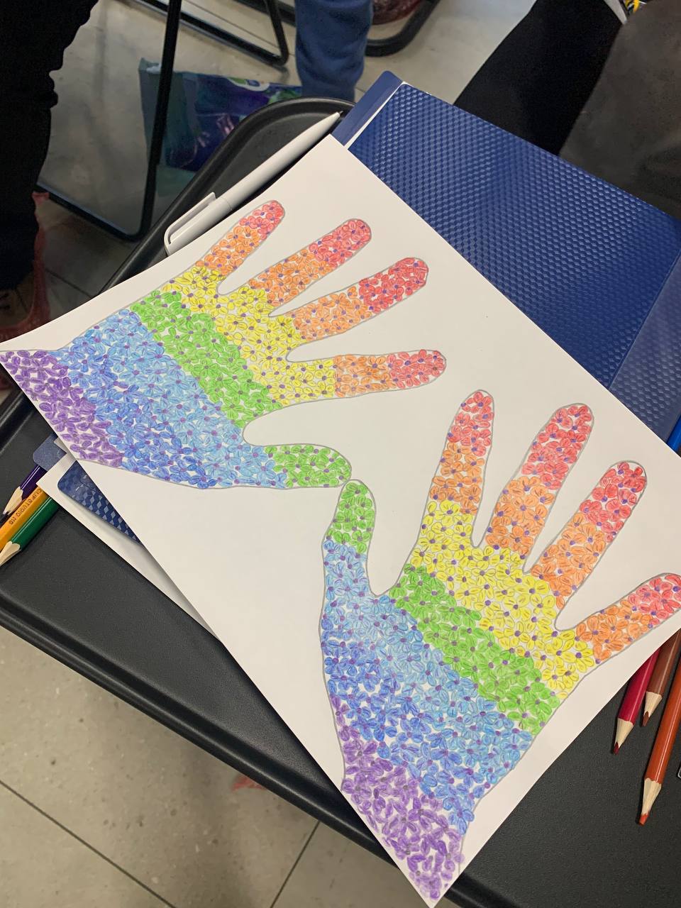 Какова красота.
На занятиях #пишемвместеДолголетие объединили письмо с сенсорным восприятием себя.
Очень важно СЕБЯ видеть, слышать и реально представлять | Сетка — социальная сеть от hh.ru