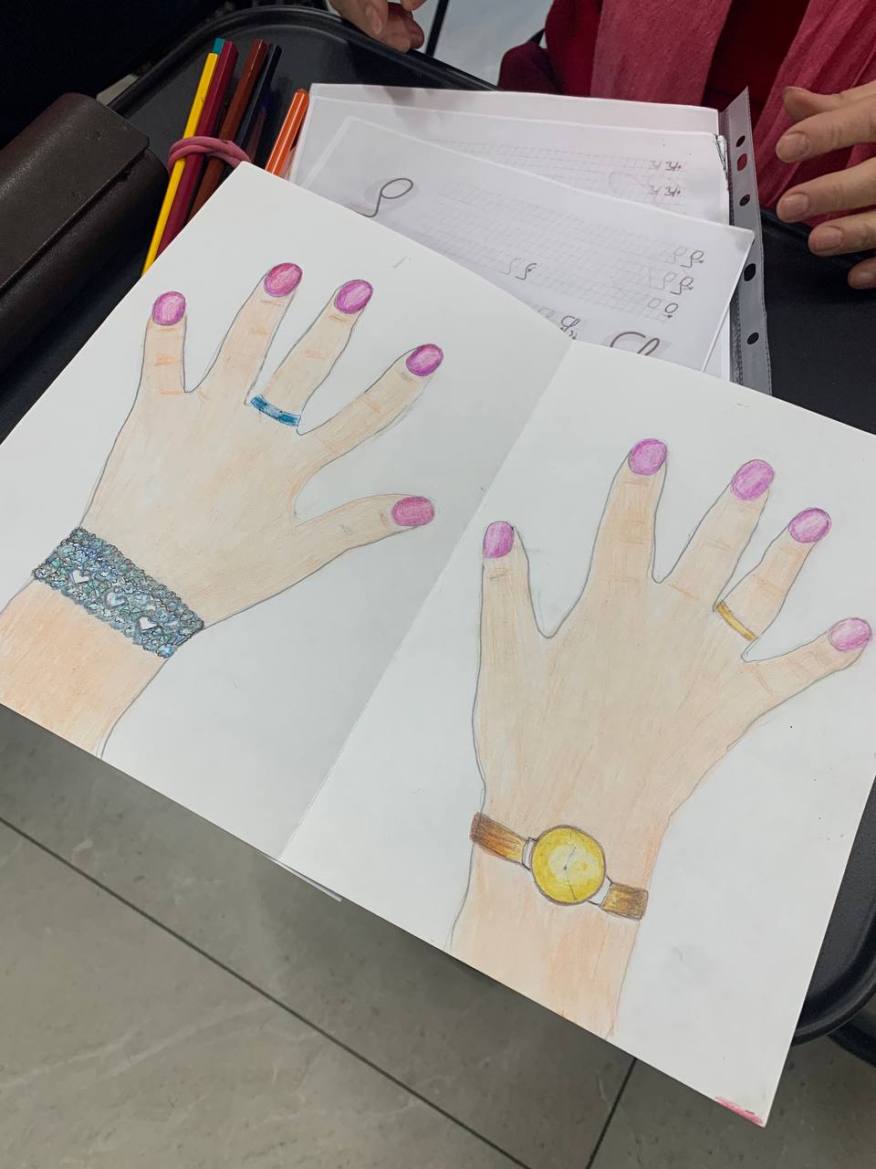 Какова красота.
На занятиях #пишемвместеДолголетие объединили письмо с сенсорным восприятием себя.
Очень важно СЕБЯ видеть, слышать и реально представлять | Сетка — социальная сеть от hh.ru