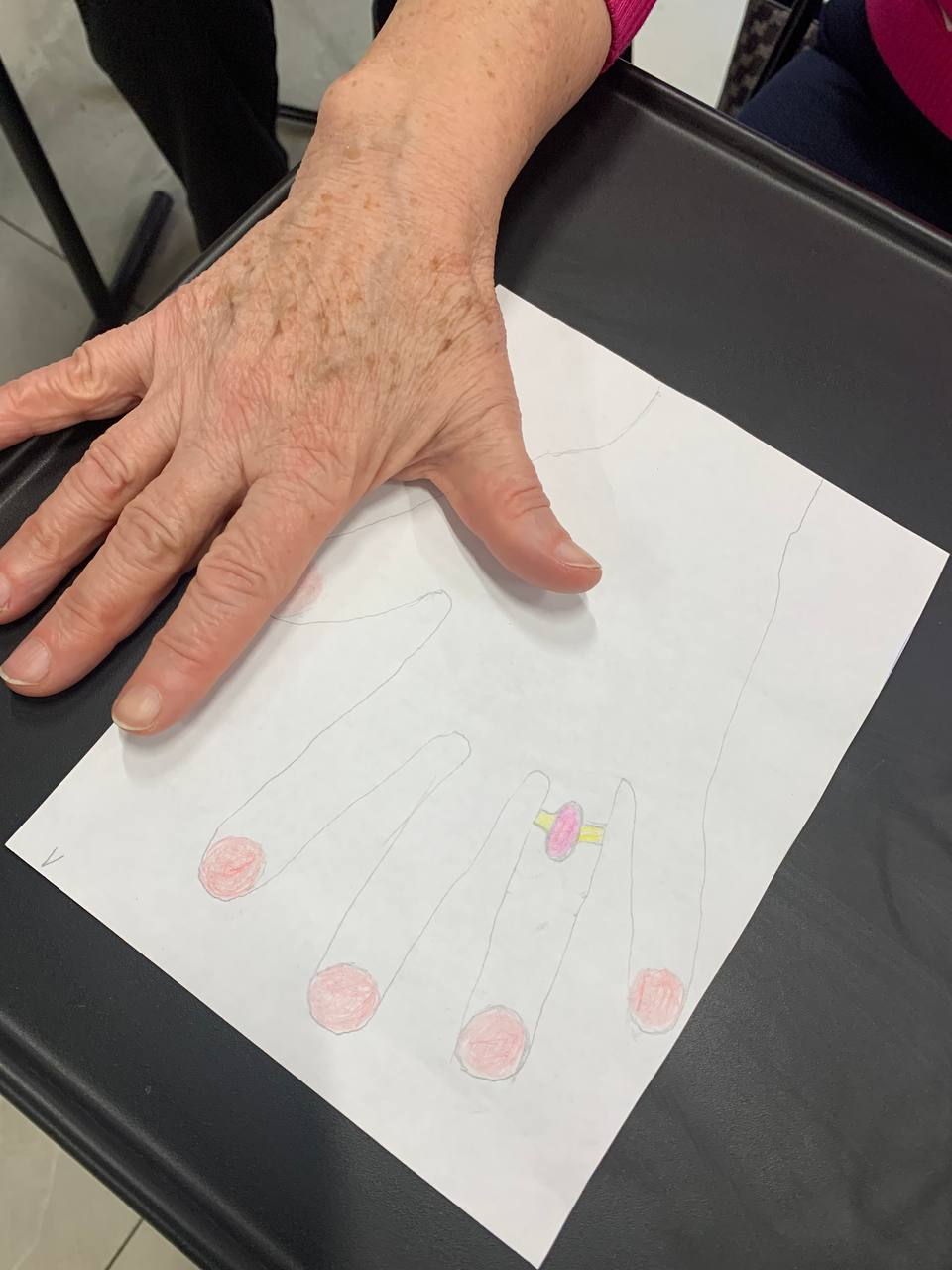 Какова красота.
На занятиях #пишемвместеДолголетие объединили письмо с сенсорным восприятием себя.
Очень важно СЕБЯ видеть, слышать и реально представлять | Сетка — социальная сеть от hh.ru