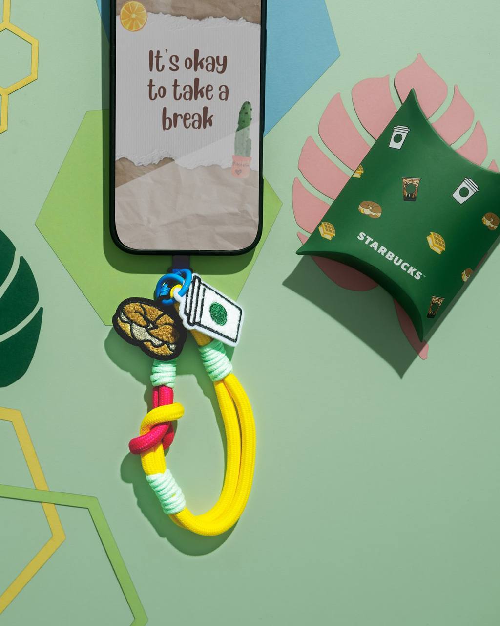 Прикол, в сингапурском Starbucks можно вслепую купить мини-бокс с подвеской для телефона или с обвесом на сумку — как вам захочется носить. Стоит бокс 9 | Сетка — социальная сеть от hh.ru