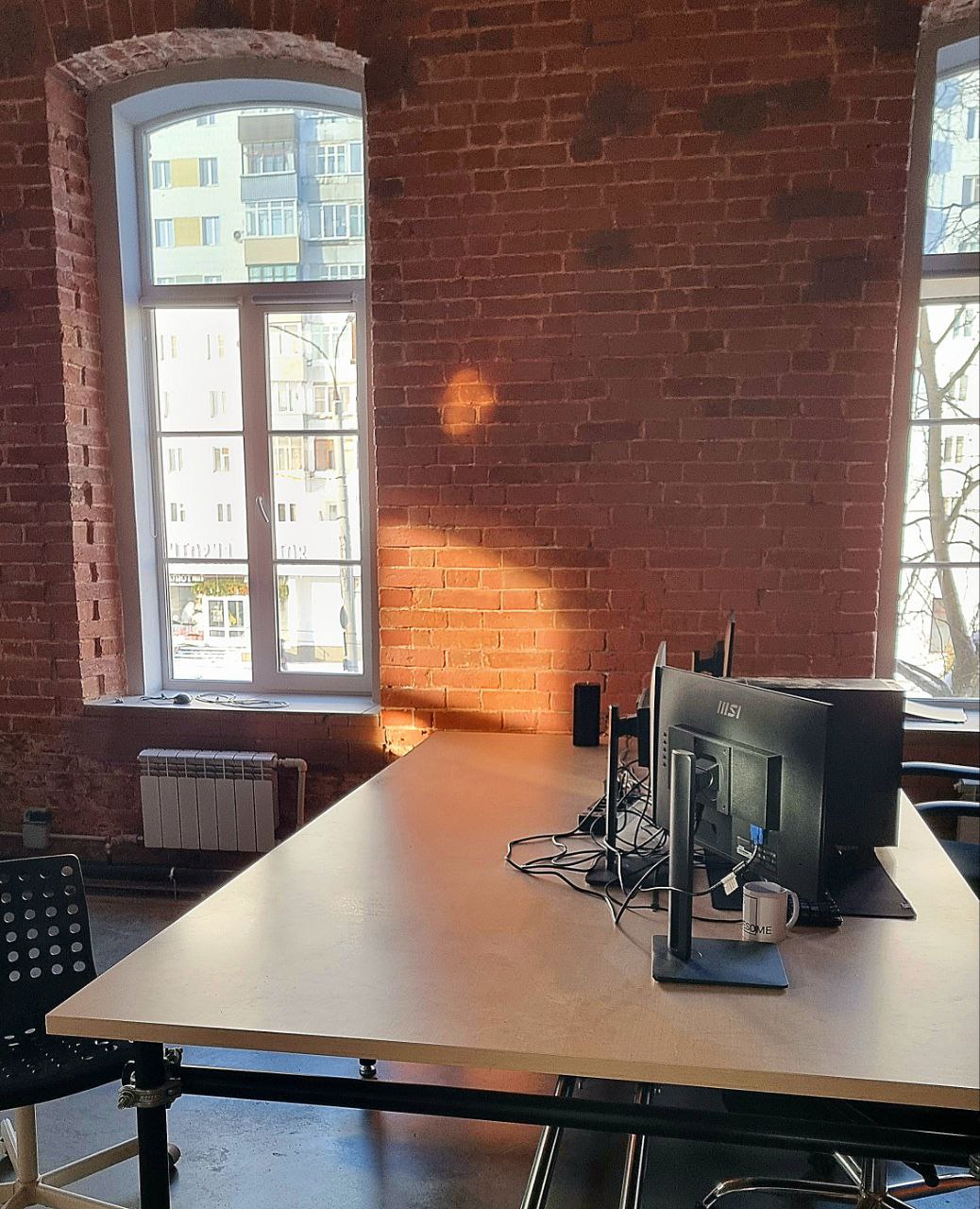 Доброе утро.
Наступает солнечный цикл, когда в офисе утром магия!✨
На столе наших дизайнеров альбомы произведений вятских художников Широковых | Сетка — социальная сеть от hh.ru