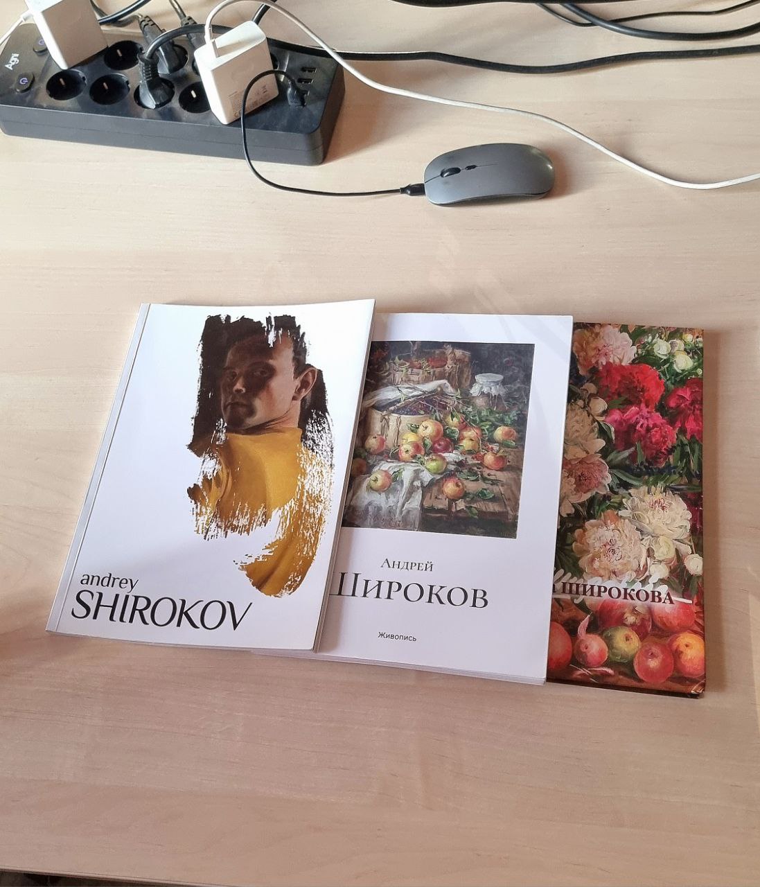 Доброе утро.
Наступает солнечный цикл, когда в офисе утром магия!✨
На столе наших дизайнеров альбомы произведений вятских художников Широковых | Сетка — социальная сеть от hh.ru