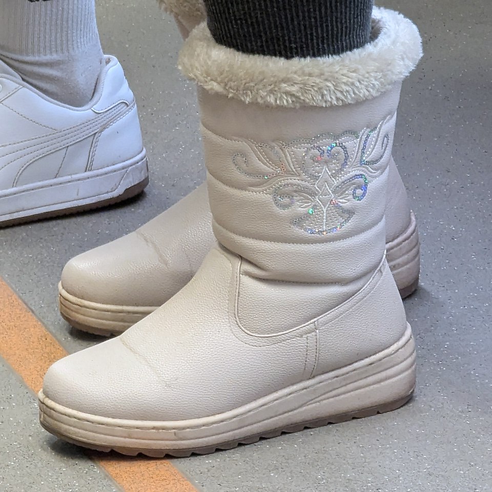 В Москве пока все новогодние ёлки 🎄 на месте.
Собственно как и снегурочки 🎆
#обувь #февраль #2025г #ногимосковскогометро #NMMetro #метро #москва #чёрные #белый #полуботинки | Сетка — социальная сеть от hh.ru