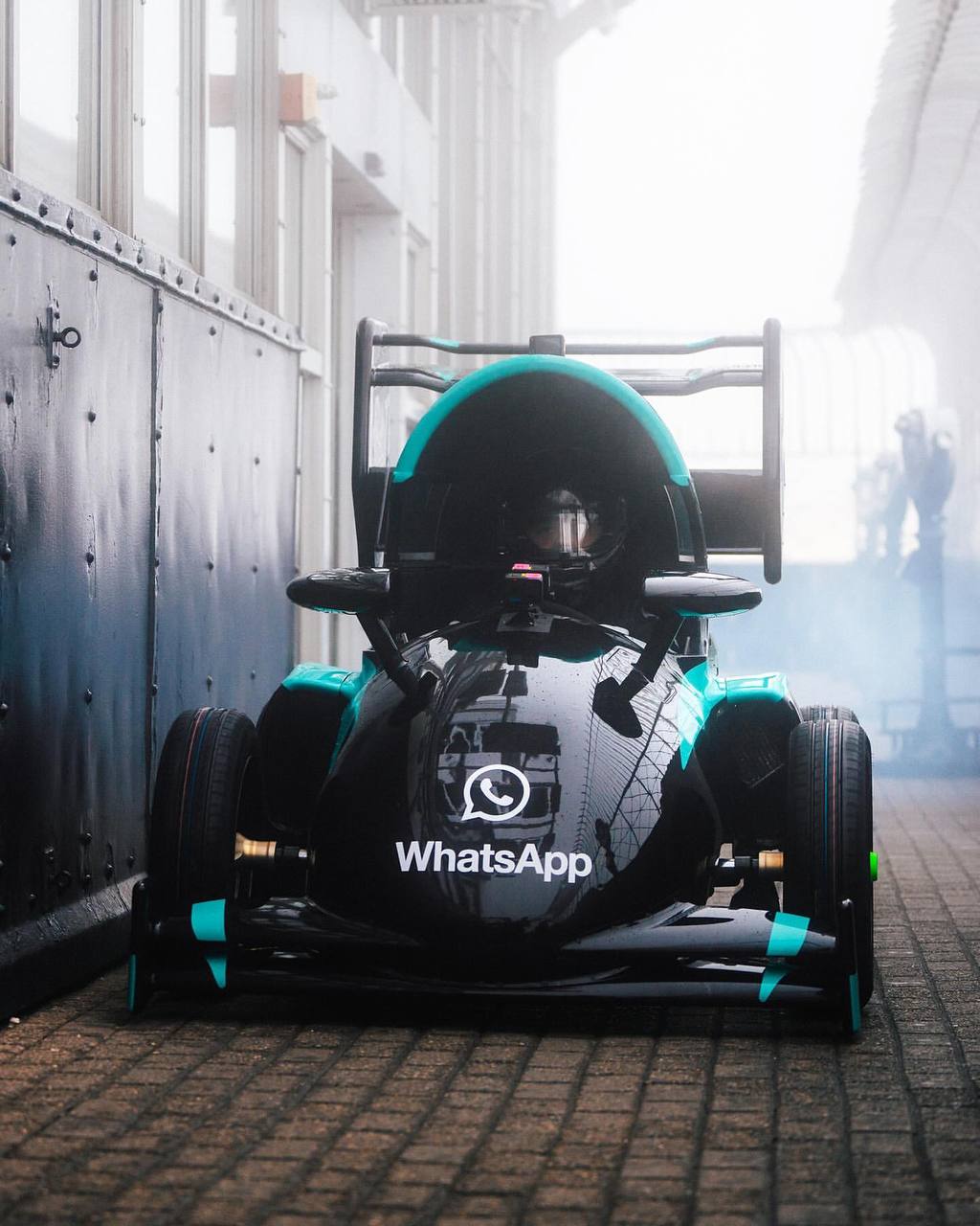 #Артем Завлекает
Ровно год WhatsApp сотрудничает с гоночной командой Mercedes. Все началось с мощного светового шоу в Нью-Йорке | Сетка — социальная сеть от hh.ru