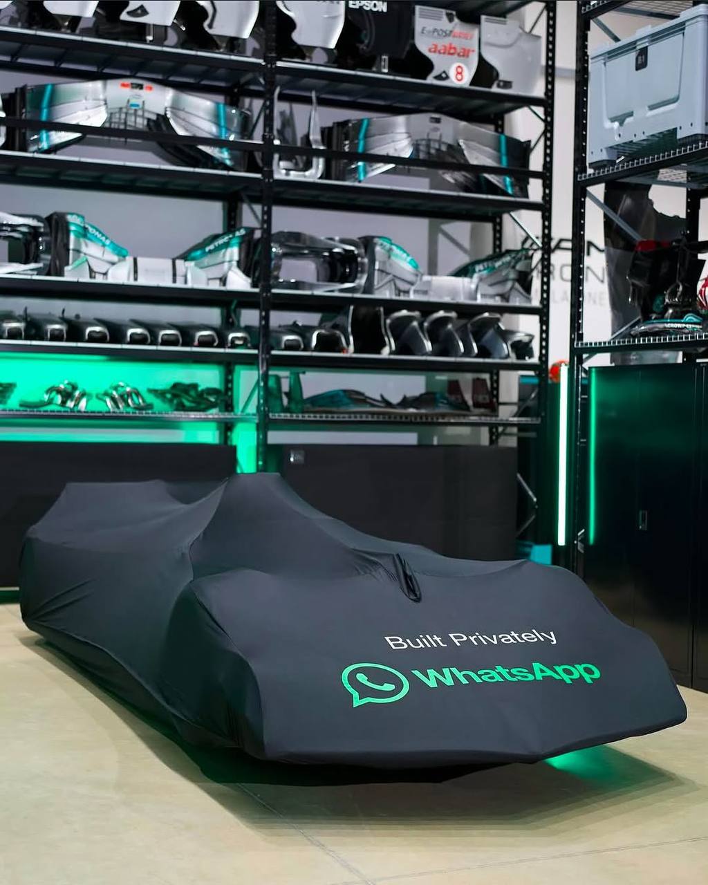 #Артем Завлекает
Ровно год WhatsApp сотрудничает с гоночной командой Mercedes. Все началось с мощного светового шоу в Нью-Йорке | Сетка — социальная сеть от hh.ru