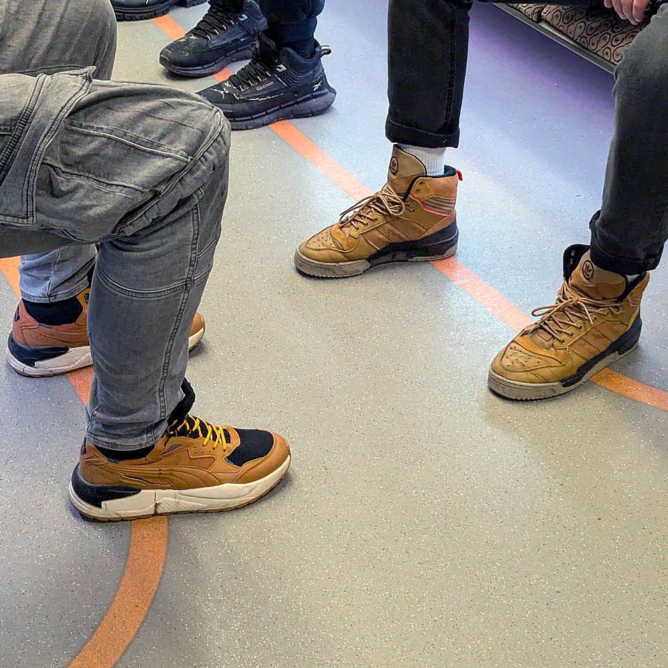 ЭПИЧНЕЙШАЯ встреча в метро! ⚡️
Почему? А вы знали, что эти два бренда в лице их создателей враждовали ⚡️ на протяжении десятилетий? Но об этой истории завтра, а сегодня про модельки на экране 👟👟
Погна... | Сетка — социальная сеть от hh.ru