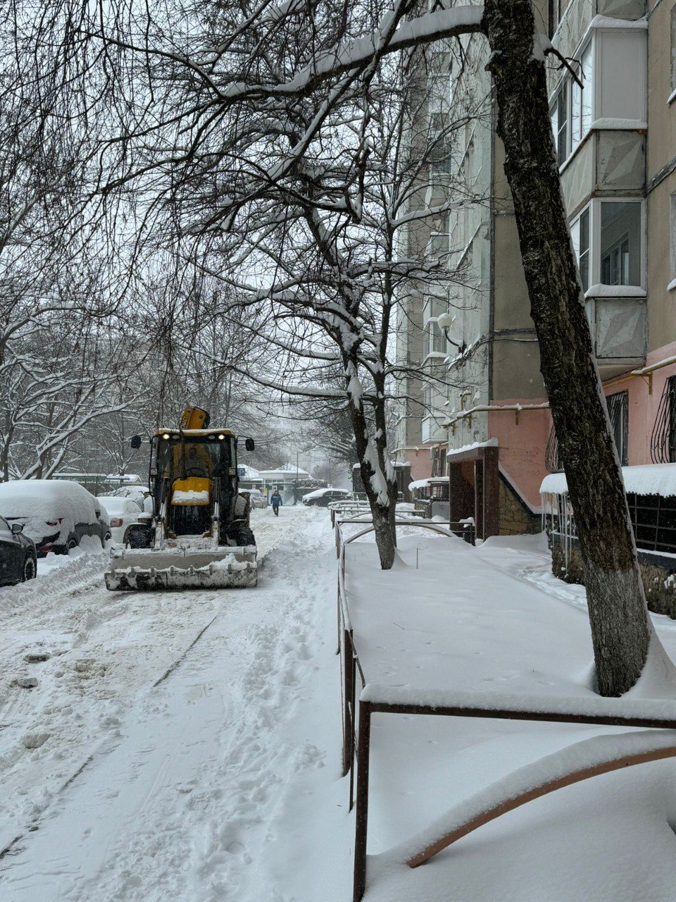 Около 2 000 тонн реагентов использовали на дорогах Ставрополя
Сейчас в краевой столице круглосуточно работают около 90 единиц спецтехники и больше 200 человек | Сетка — социальная сеть от hh.ru