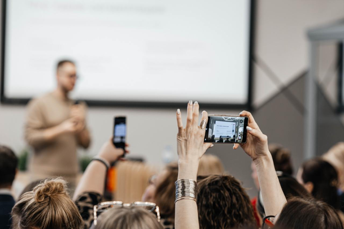 Уютный Барнаул! ❄️  
Во-первых, впервые посетил Алтайский край и наконец-то увидел нормальную снежную погоду этой зимой 😄 Во-вторых, бомбические эмоции от мероприятия!  
В понедельник провёл первую вс... | Сетка — социальная сеть от hh.ru