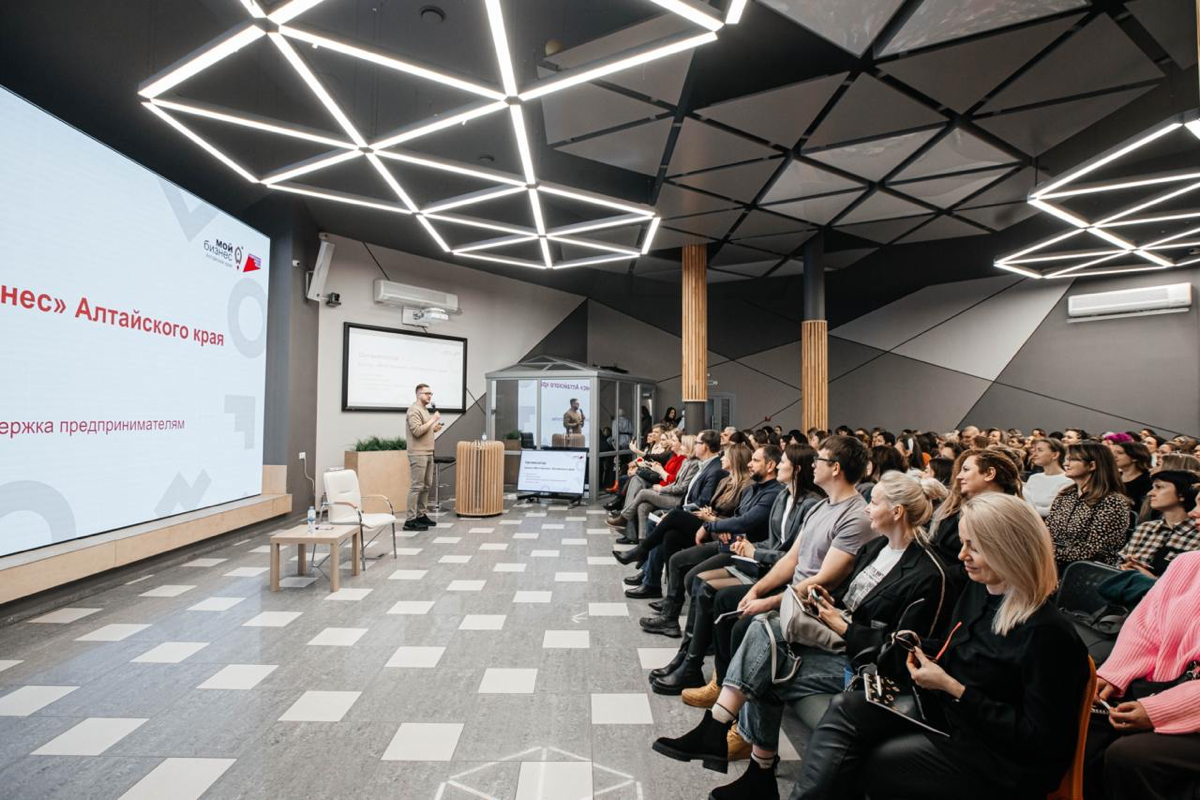 Уютный Барнаул! ❄️  
Во-первых, впервые посетил Алтайский край и наконец-то увидел нормальную снежную погоду этой зимой 😄 Во-вторых, бомбические эмоции от мероприятия!  
В понедельник провёл первую вс... | Сетка — социальная сеть от hh.ru