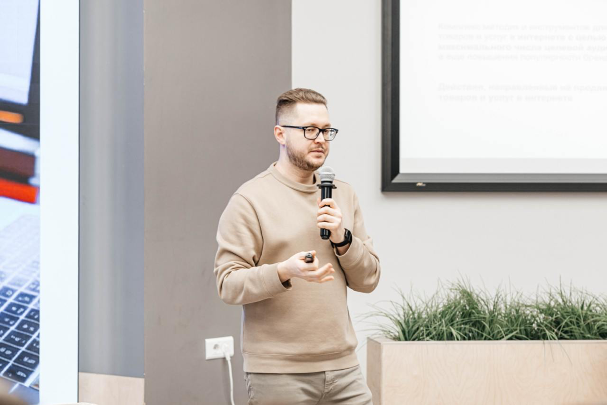 Уютный Барнаул! ❄️  
Во-первых, впервые посетил Алтайский край и наконец-то увидел нормальную снежную погоду этой зимой 😄 Во-вторых, бомбические эмоции от мероприятия!  
В понедельник провёл первую вс... | Сетка — социальная сеть от hh.ru