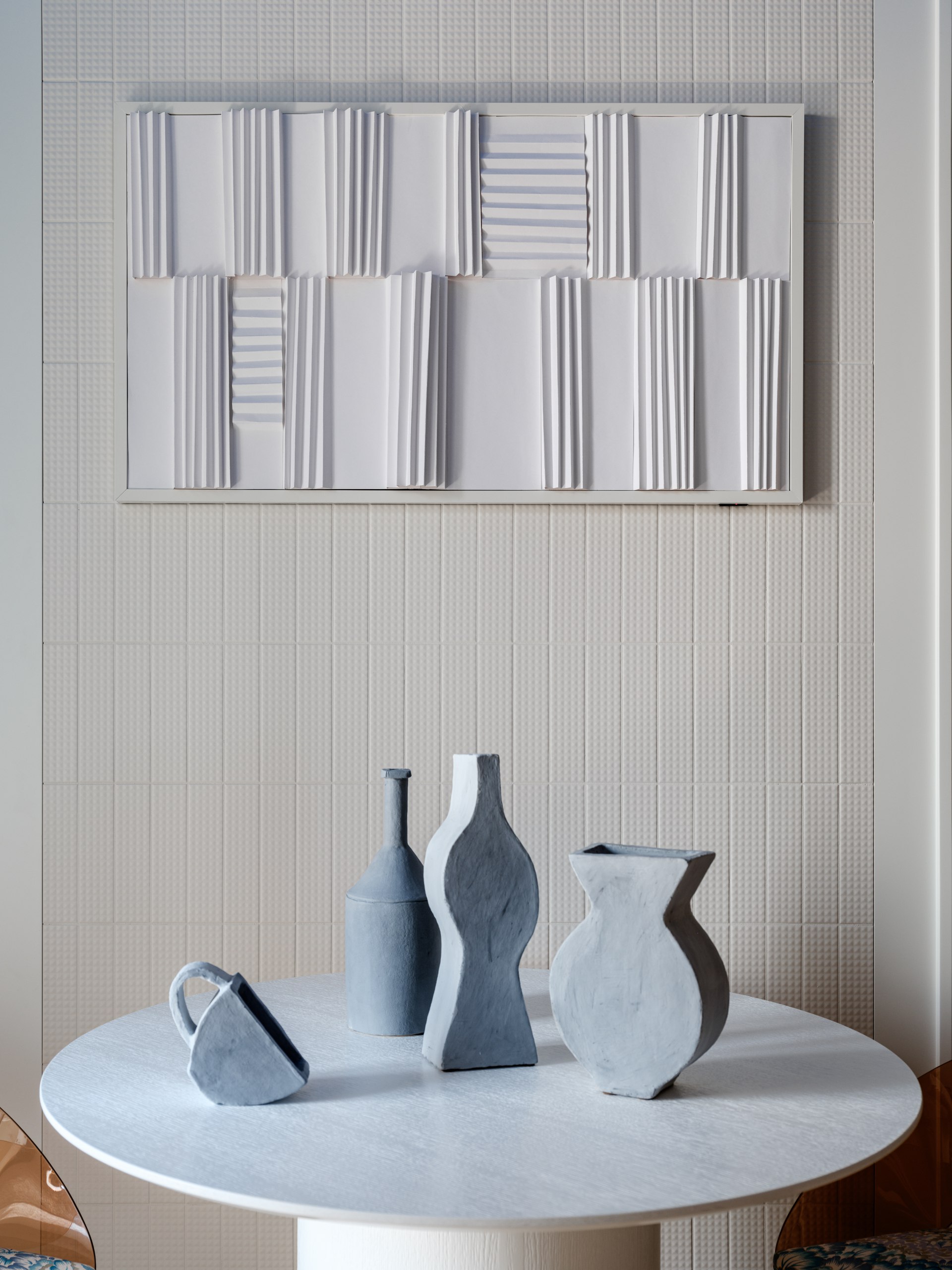 Многофункциональный интерьер с «кухней-невидимкой» и современной живописью — такой старт студенческой жизни придумала дизайнер Елена Махрова для детей-близнецов своих давних клиентов | Сетка — социальная сеть от hh.ru