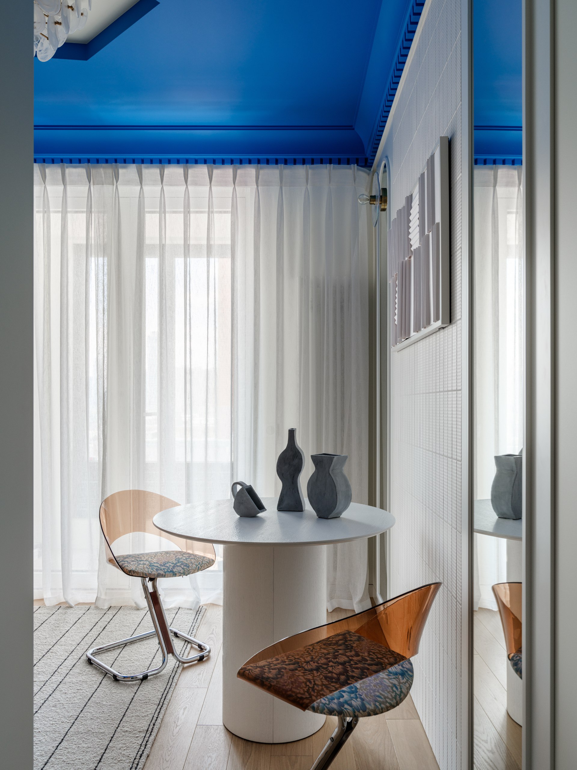 Многофункциональный интерьер с «кухней-невидимкой» и современной живописью — такой старт студенческой жизни придумала дизайнер Елена Махрова для детей-близнецов своих давних клиентов | Сетка — социальная сеть от hh.ru