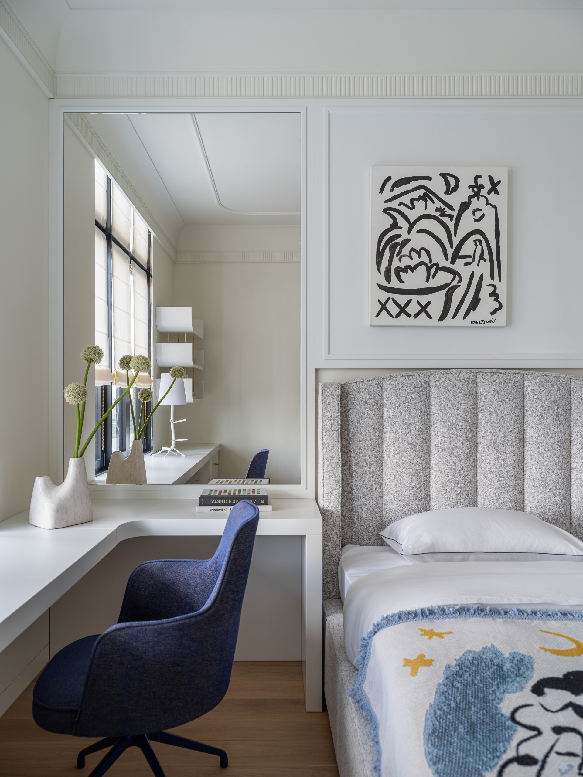 Многофункциональный интерьер с «кухней-невидимкой» и современной живописью — такой старт студенческой жизни придумала дизайнер Елена Махрова для детей-близнецов своих давних клиентов | Сетка — социальная сеть от hh.ru