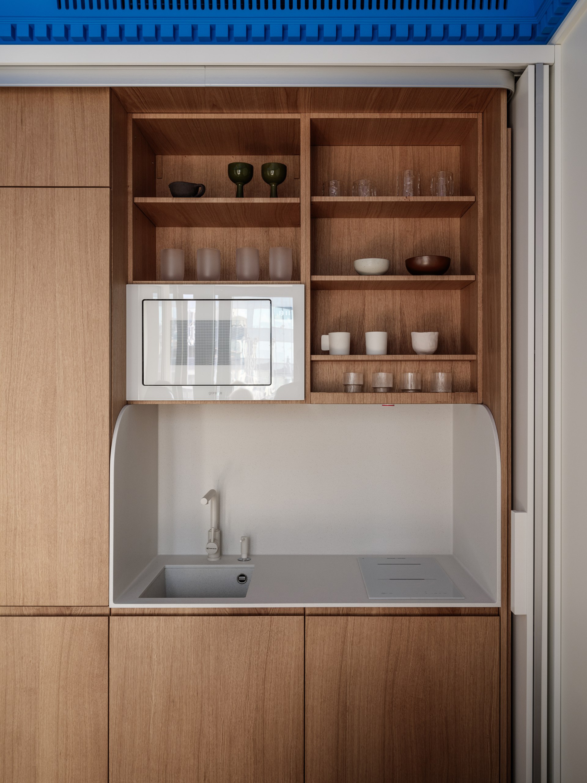 Многофункциональный интерьер с «кухней-невидимкой» и современной живописью — такой старт студенческой жизни придумала дизайнер Елена Махрова для детей-близнецов своих давних клиентов | Сетка — социальная сеть от hh.ru