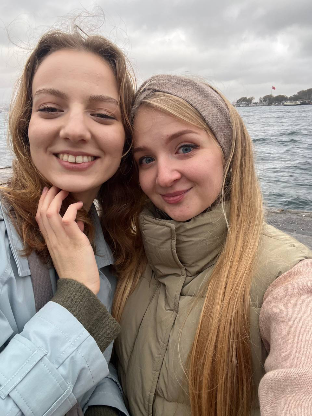 Сначала мы жили в разных городах. Катя в Санкт-Петербурге, я в Самаре, а Лена — в Чебоксарах, общались только на коллах и в переписках | Сетка — социальная сеть от hh.ru