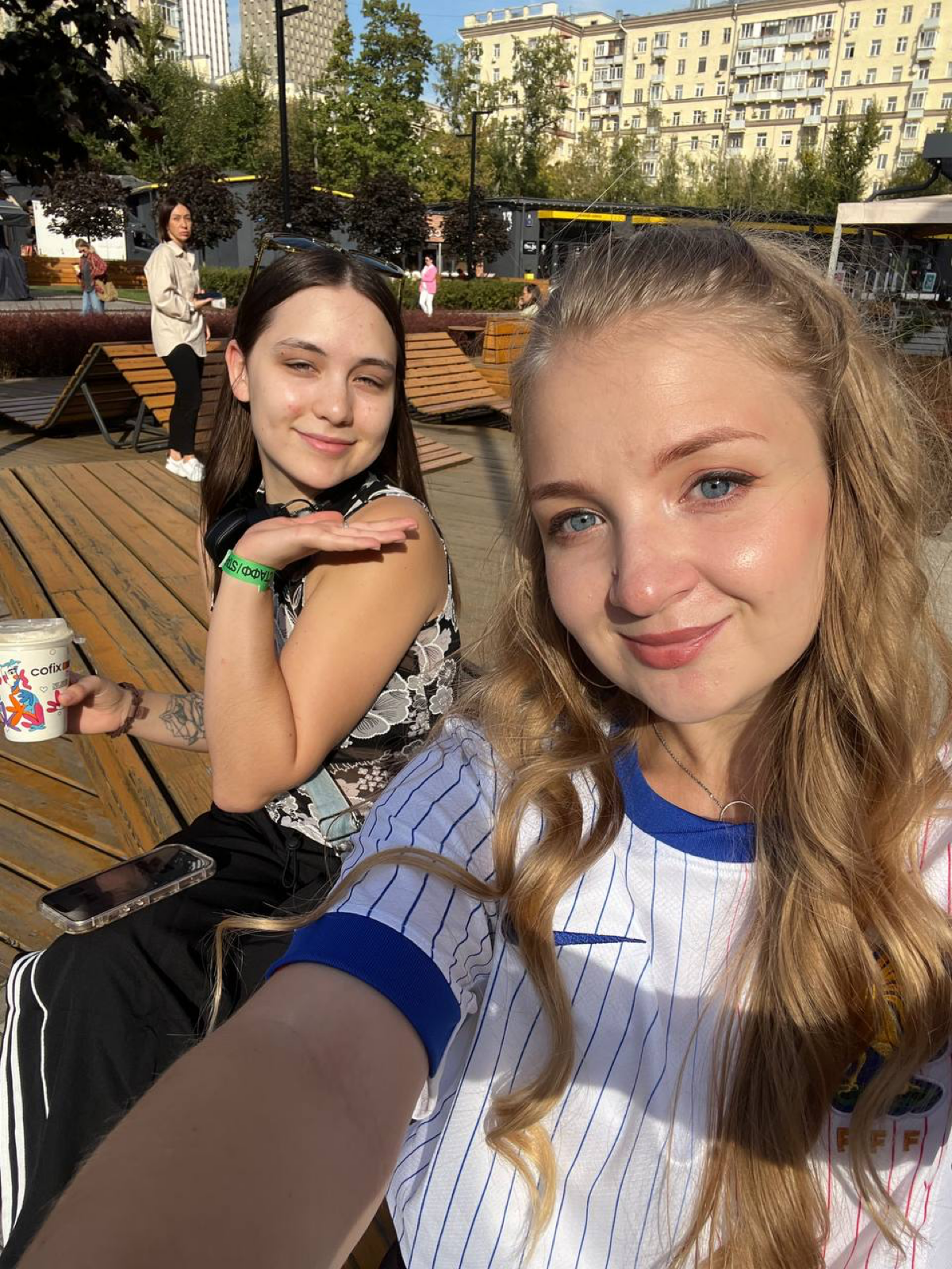 Сначала мы жили в разных городах. Катя в Санкт-Петербурге, я в Самаре, а Лена — в Чебоксарах, общались только на коллах и в переписках | Сетка — социальная сеть от hh.ru