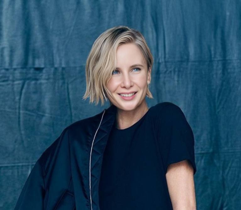 Добро пожаловать в обитель идей и любви к себе. 
Два года назад я создала этот канал, и он был про меня, мои мысли и мой опыт. Тогда «Настя в шляпе» казалось идеальным названием | Сетка — социальная сеть от hh.ru