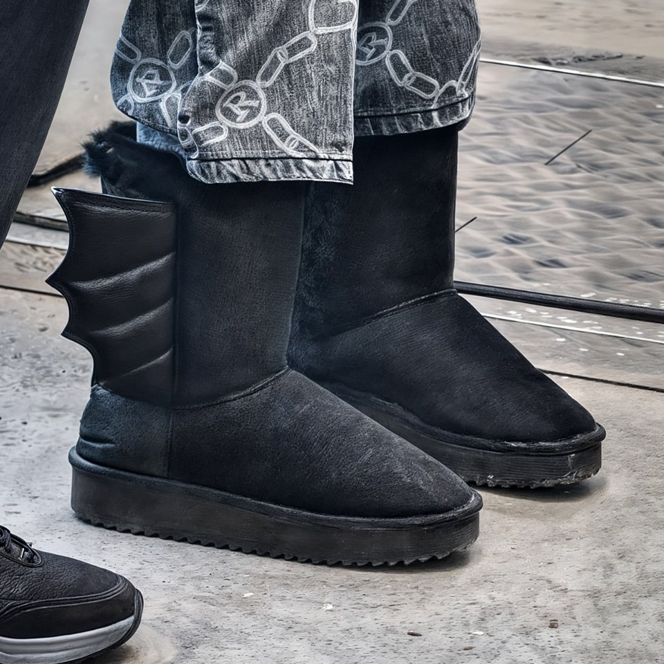 Тепло, уютно, преступности ноль🦇 
Может это ЭКСКЛЮЗИВ БЭТ-УГГ?
Что скажете? 🤔
Шлют друзья-подписчики 😄
И о погоде ☁️
Сегодня в Москве ясно, небольшая облачность, небольшой снег
Утром -10 🌤
Днём -8 🌥
В... | Сетка — социальная сеть от hh.ru