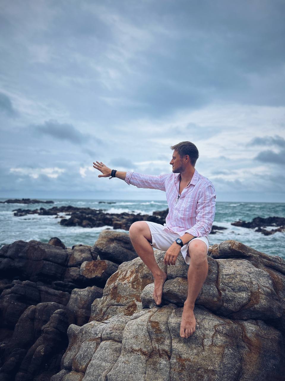 🔥Привет! Я — Алексей, не бизнес-гуру, а кто? Рассказываю!
Кто я? 🤷‍♂️
Я тот человек, который ошибался, менял направления и снова ошибался, но никогда не сдавался | Сетка — социальная сеть от hh.ru