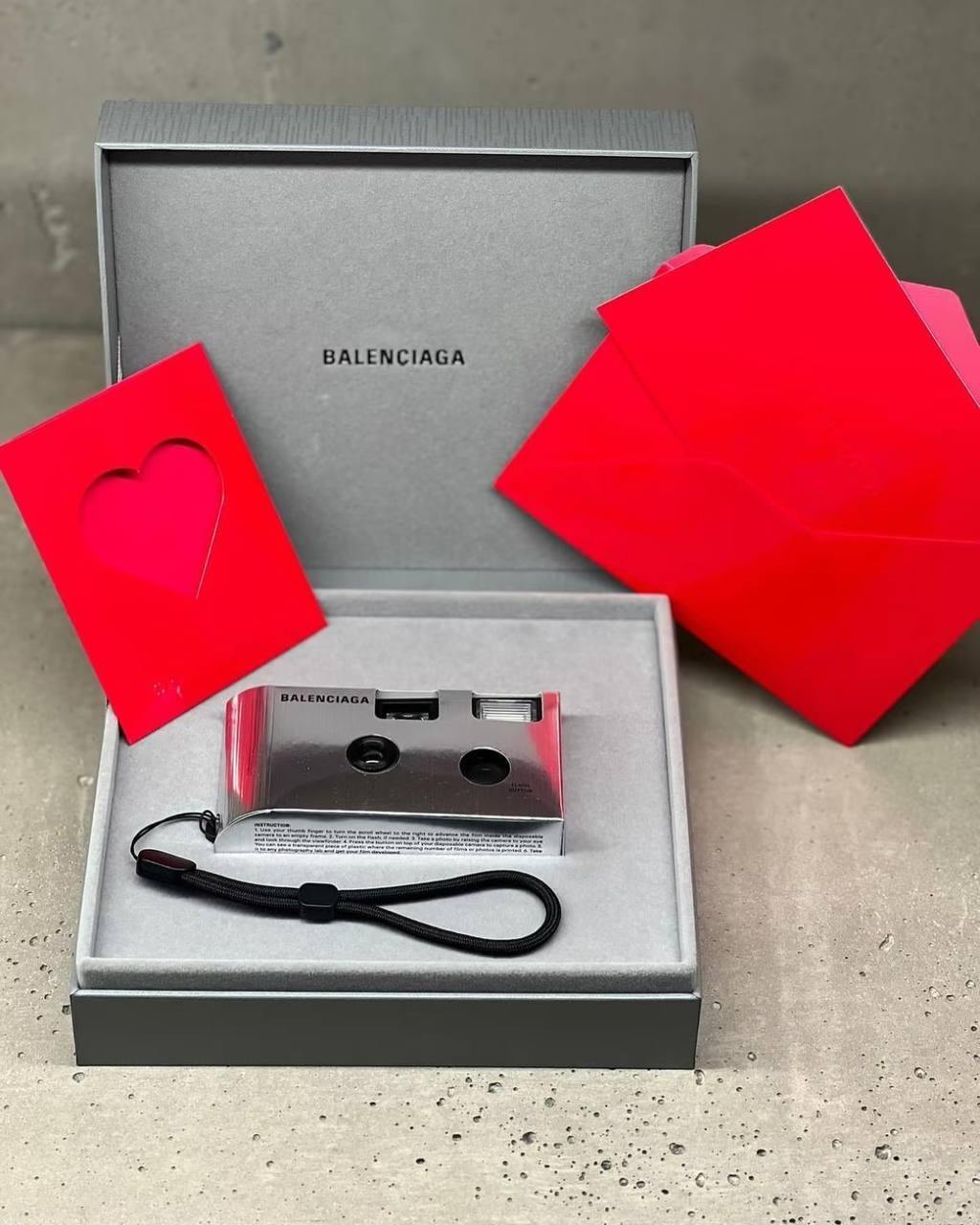 Balenciaga продолжает играть на ностальгических нотах. В прошлый раз они выпустили консоль с легендарной змейкой к китайскому Новому году | Сетка — социальная сеть от hh.ru