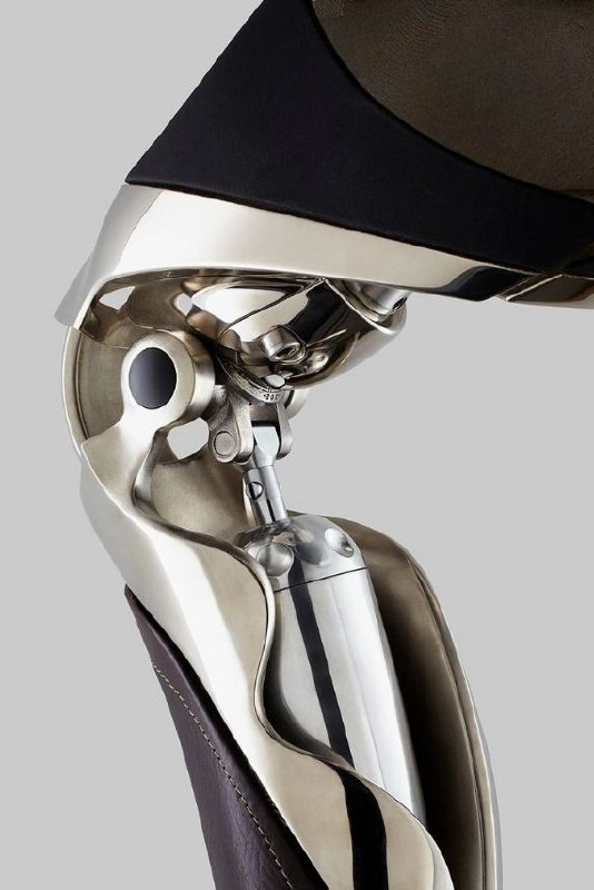 Протезы ноги функционально могут показаться проще протезов кисти — пальцы не двигаются, и часто ступня также не поворачивается 
Но у протеза ноги, ампутированной выше колена, есть коленный модуль, отв... | Сетка — социальная сеть от hh.ru